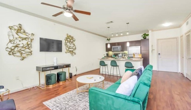 Your Emerald Luxury Escape-King Suite/MED/NRG/DTWN