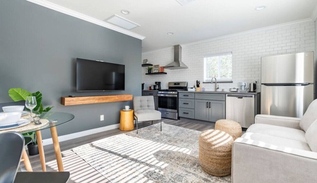 Your Enchanting Studio Retreat: Perfect for Solo Adventurers and Couples, Unwind in Luxury with a King Bed, Gourmet Kitchen, Free Laundry Perks, and Lightning-Fast Internet for Ultimate Entertainment.