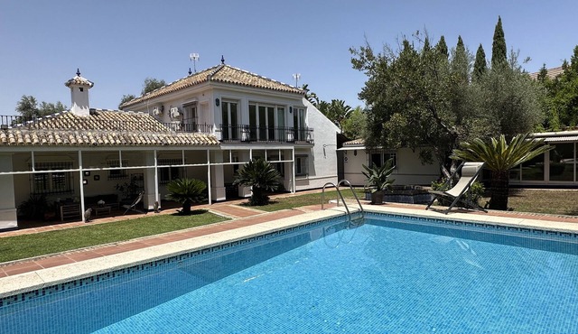 Your family pool 15 minutes from the center of Seville