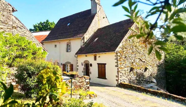 Your family paradise with pool and large garden. Pets welcome.