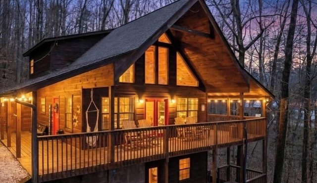 Your Family Adventure Base! All King Beds, Large Hot Tub, Fire Pit and Game Room