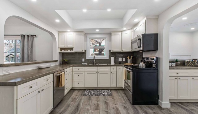 Your Family WANTS to stay here! Walk to Hyde Park, Camel's Back Park & Hike Boise Foothills!