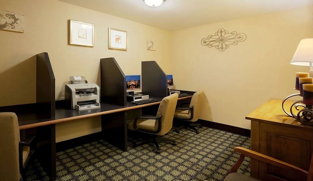 Your Gateway to San Antonio's Charms! Spacious Suite with Full Kitchen! Pool!
