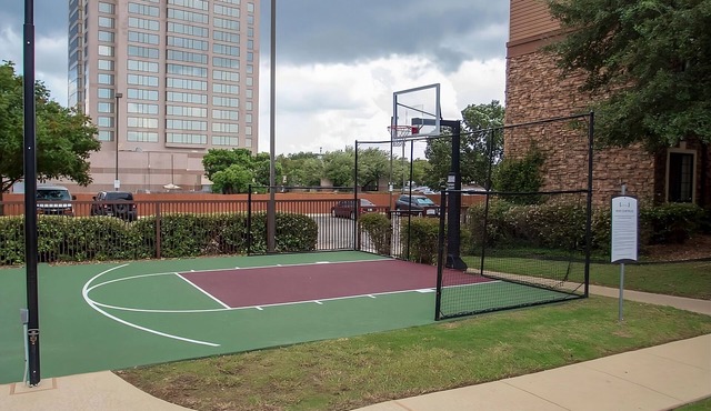 Your Gateway to San Antonio's Charms! Large Accommodation with Full Kitchen!