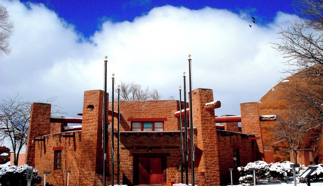 Your Gateway to Canyon de Chelly National Monument! Comes with FREE Parking!