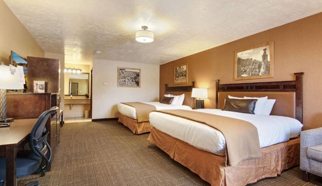 Your Gateway to Adventure! Swimming Pool, Free Breakfast, Pets Allowed!