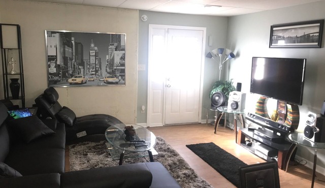 Your Getaway home/Finished Basement Private entry