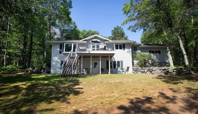 Your Great Escape Lake Home- Pet Friendly, Sleeps 10 & Right on the Lake!