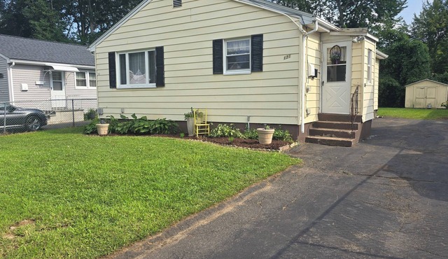 Your Grounded Home Base in Hartford – Flexible 3BR/2BR+Office Near Hospitals