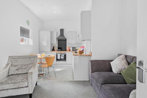 Your Group Base 3 Modern Flats Sleeps 4 to 12 Near City