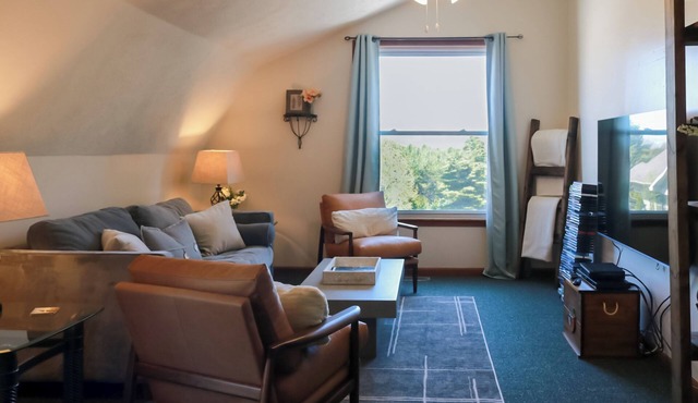 Your Hilltop Hideaway ~ Newly-Remodeled!