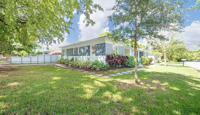 Your Hollywood Hideaway! Central Location 2BR Home