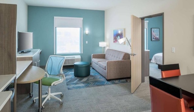 Your Home Away From Home! Onsite Pool, Kitchenette, Free Breakfast, Parking!
