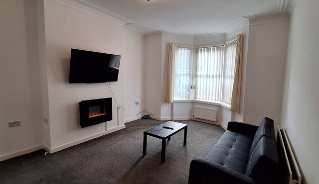 Your Home Away From Home: A Spacious Gateshead Retreat for a Grand Getaway.