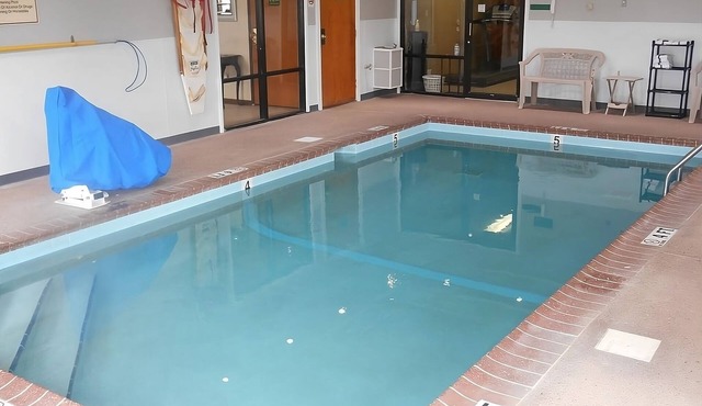 Your Home Away From Home! Free Breakfast, Free Parking, Near Applebee s Park