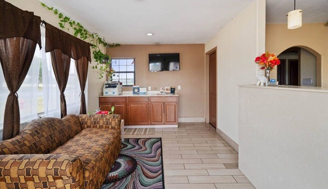 Your Home Away From Home! Free Parking, Minutes to Flournoy Park