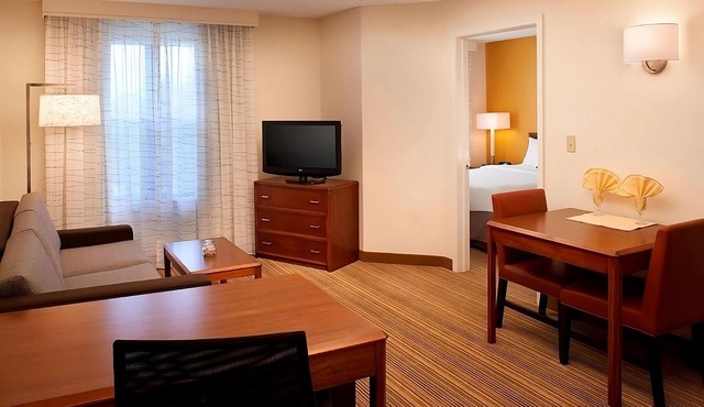 Your Home Away From Home! Outdoor Pool, Pets Allowed, Near Lindholm Park!