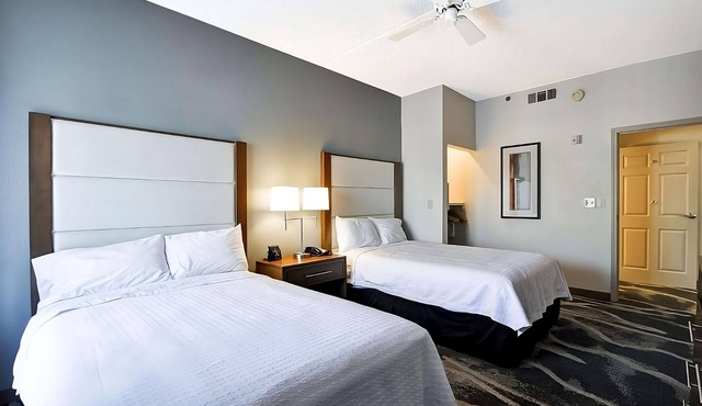Your Home Away from Home in Phoenix! Outdoor Pool, Free Breakfast, Full Kitchen!