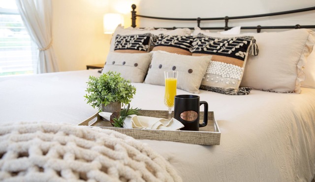 Your Home Away From Home~nDowntown Windsor