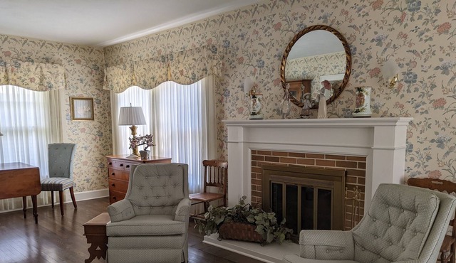 /Your home away from home! One bedroom apt. in 1920's Dutch Colonial. Near COW..