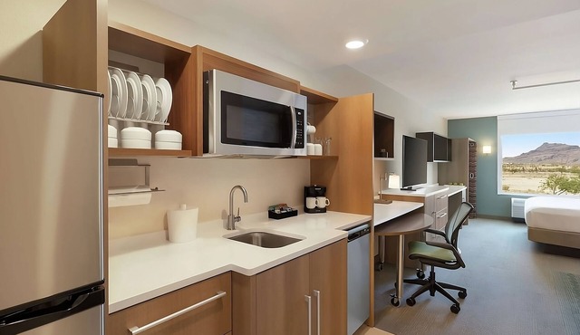 Your Home Away from Home! Free Breakfast, Pool, Free Parking, Pets Allowed!