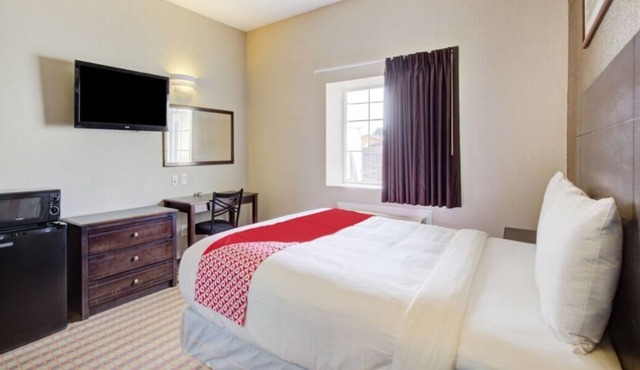 Your Home Away From Home! Near Dilley City Park! Free Breakfast with Parking!
