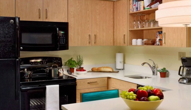 Your Home Away From Home! 3 Relaxing Units, Pool, Free Parking, Pets Allowed