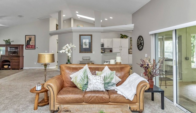 Your home away from home! Pet friendly & 5 minutes from WEC.