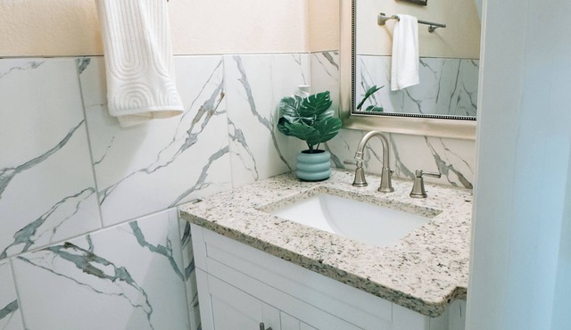 Your home away from Home -Charming 2-bedroom townhome with AC in sunny Tampa -