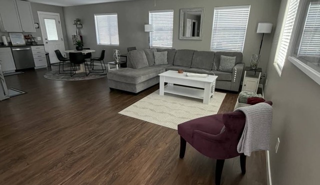 Your Home Away From HomenQuiet, Modern, & Open 1
