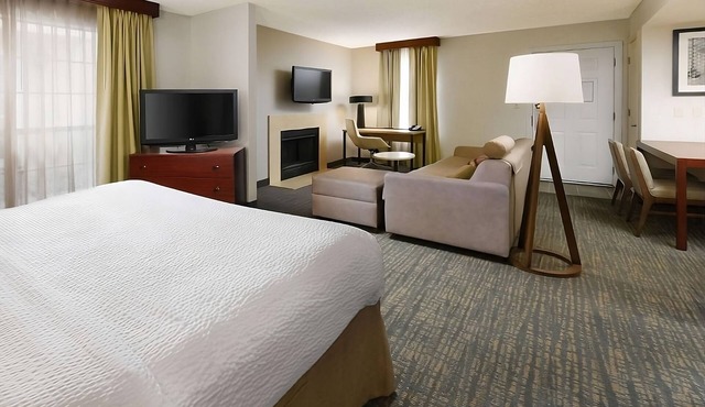 Your Home Away from Home in Vibrant Albuquerque! Free Breakfast, Full Kitchen!
