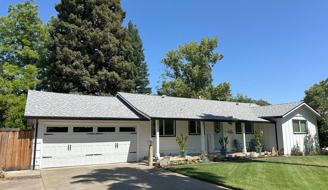 Your HOME away from HOME! 3-bdrm in Carmichael w/AC, WiFi, fitness room