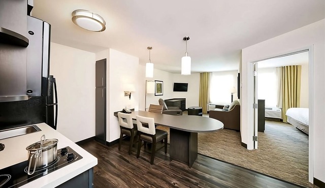 Your Home Away From Home! Full Kitchen, Outdoor Pool, Free Parking