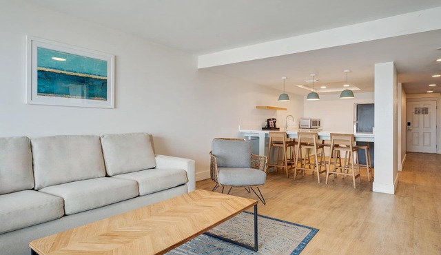 Your Home Away From Home! Onsite Pool, Free Breakfast, Free Parking