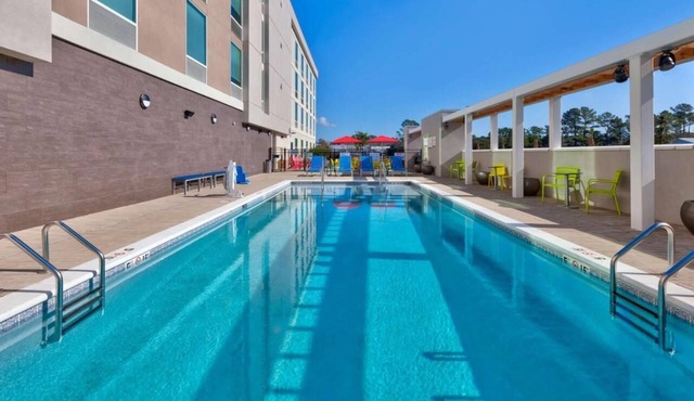 Your Home Away From Home! Onsite Pool, Free Parking, Breakfast, Pets Allowed!