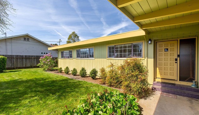 🌲Your Home Base for Exploring the Redwoods! Pet Friendly, Complete with Hot Tub!🐾