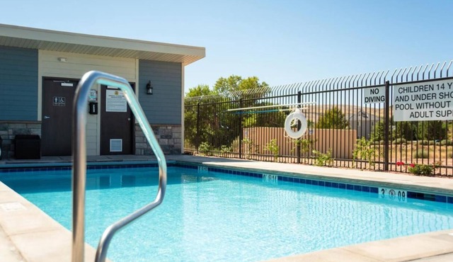 Your Home Base for Zion: Full Kitchen, Pet-Friendly, Pool!