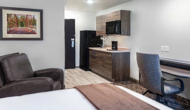 Your Home Base Near Concert Venues – Full Kitchen Included