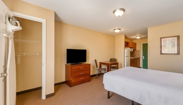 Your Home Base: Room w/Full Kitchen & Peaceful Views Nearby