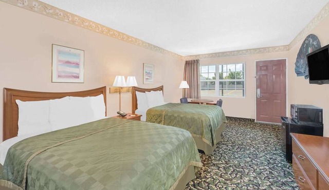Your Home in Historic Pecos! Comes with Complimentary Breakfast! Seasonal Pool!