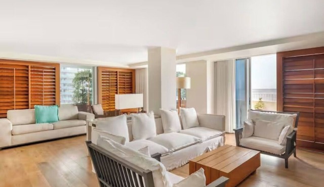 Your Home in the Tropics! Oceanfront, Outdoor Swimming Pool!