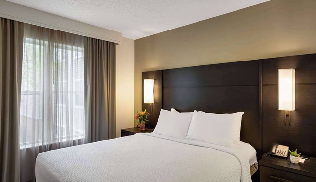 Your Home Away From Home! Fully-equipped Kitchen, Free Breakfast, Pets Allowed!