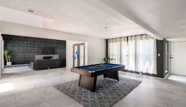 Your home with 10beds,Backyard,Pool table, free parking, pet friendly