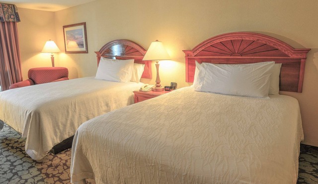 Your Houston Retreat 3 Rooms with Outdoor Pool, Gym, and Free Breakfast