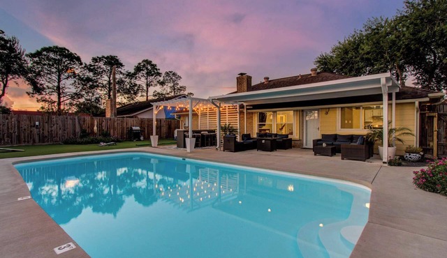 Your Houston Vacation Getaway, 4-BD, Pool, Patio