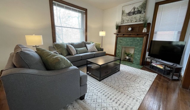 Your Hyde Park Retreat – Pet-Friendly, Walkable, Sleeps 6