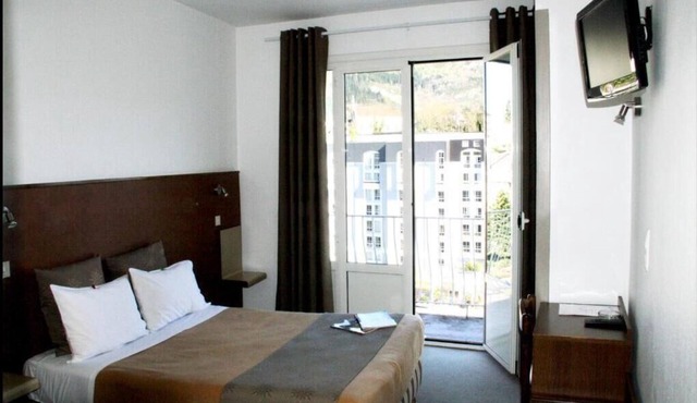 Your Ideal Retreat! Spacious Unit, w/Parking, Near Animal Park of the Pyrenees!