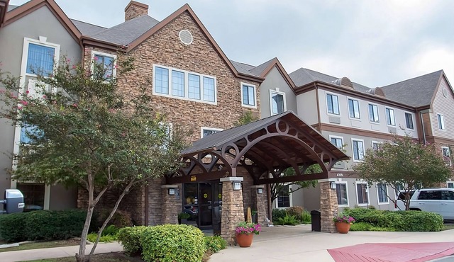 Your Ideal San Antonio Getaway! 2 Spacious Units with Private Kitchens! Pool!