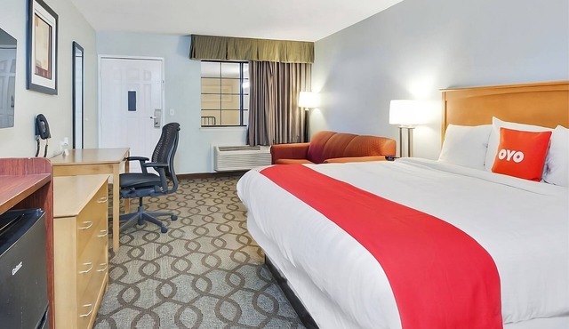 Your Ingleside Getaway! Free Breakfast, Swimming Pool, Free Parking!