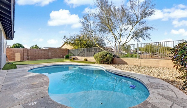 Your Island in the Desert - Beautiful 3 Bed house w/pool near sports and shops